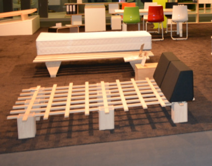 Tojo Lehn Rückenkissen auf minimalistischem Bettgestell aus Holz, modernes Schlafzimmer Design.