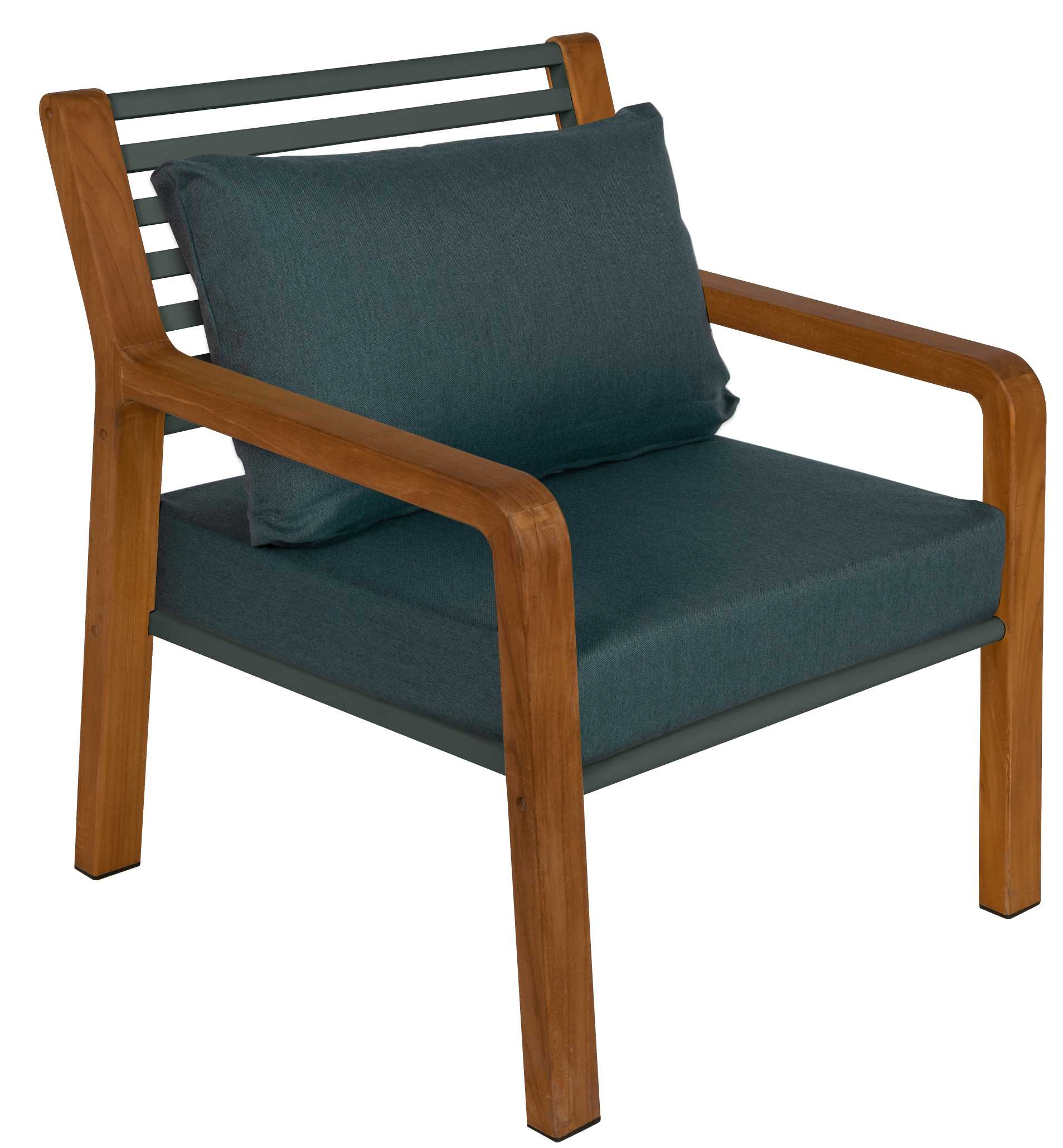 Somerset Sessel Outdoor von Fermob mit Holzarmlehnen und dunkelblauen Kissen für Garten und Terrasse.