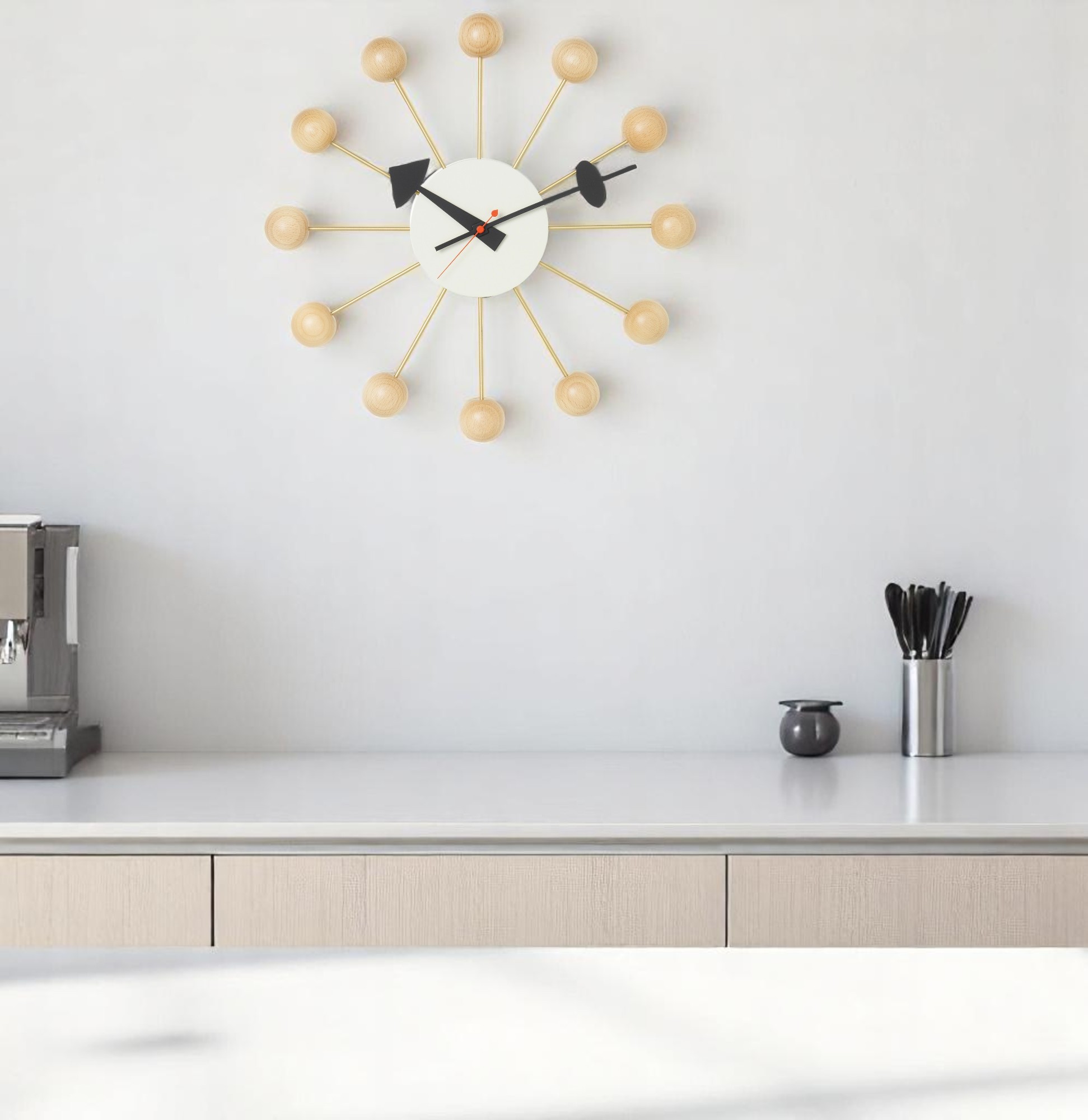 Vitra Ball Clock Wanduhr aus Buchenholz, Design-Klassiker für moderne Wohnräume, stilvolle Uhr mit Holzkugeln.