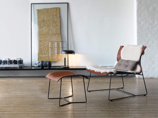 Cuoio Lounge Sessel von Walter Knoll mit Hocker, Lederbezug und Schaffellauflage im modernen Wohnzimmer.