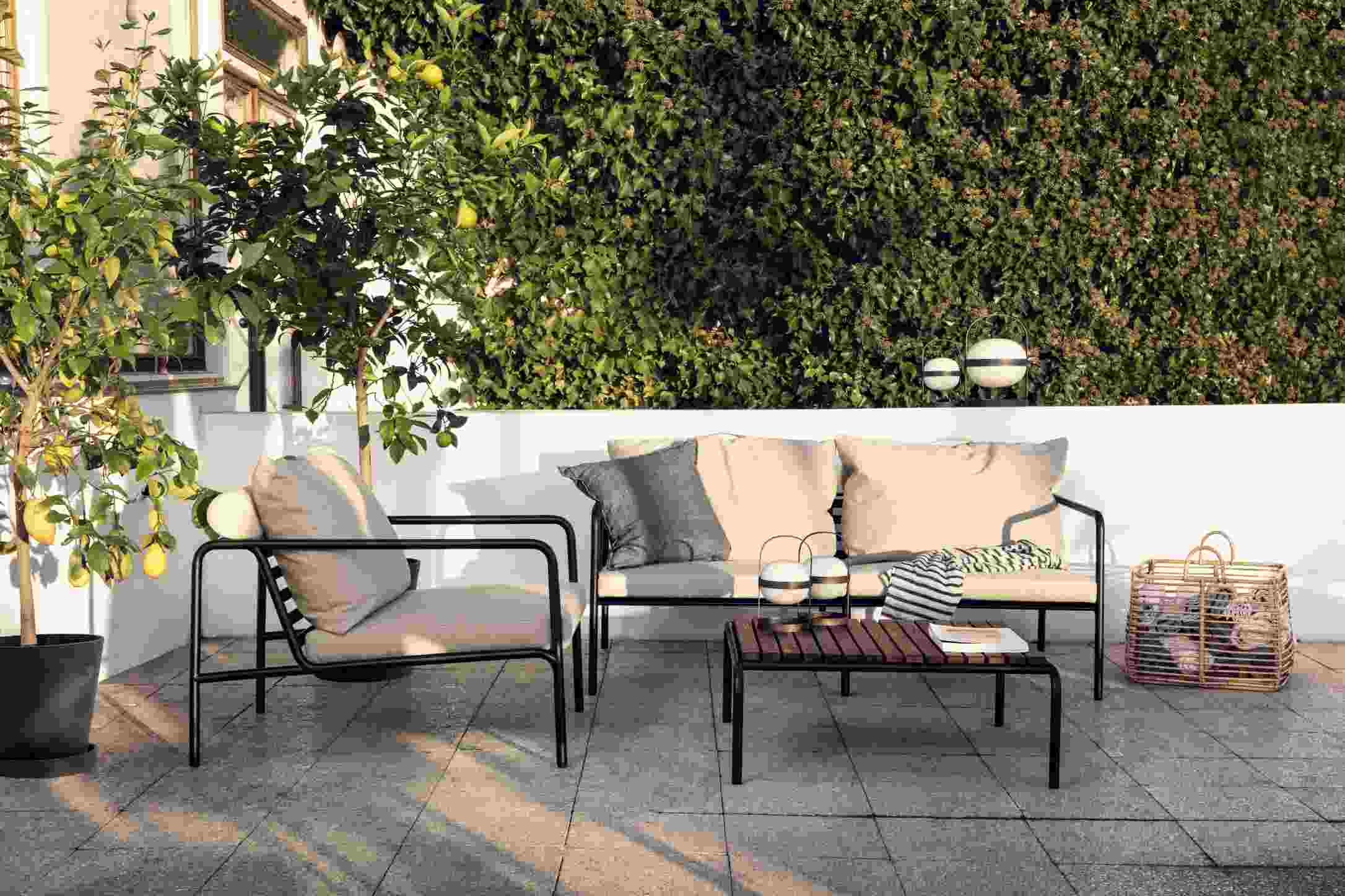 Avon Lounge Table Outdoor Tisch von Houe auf einer Terrasse mit Gartenmöbeln.