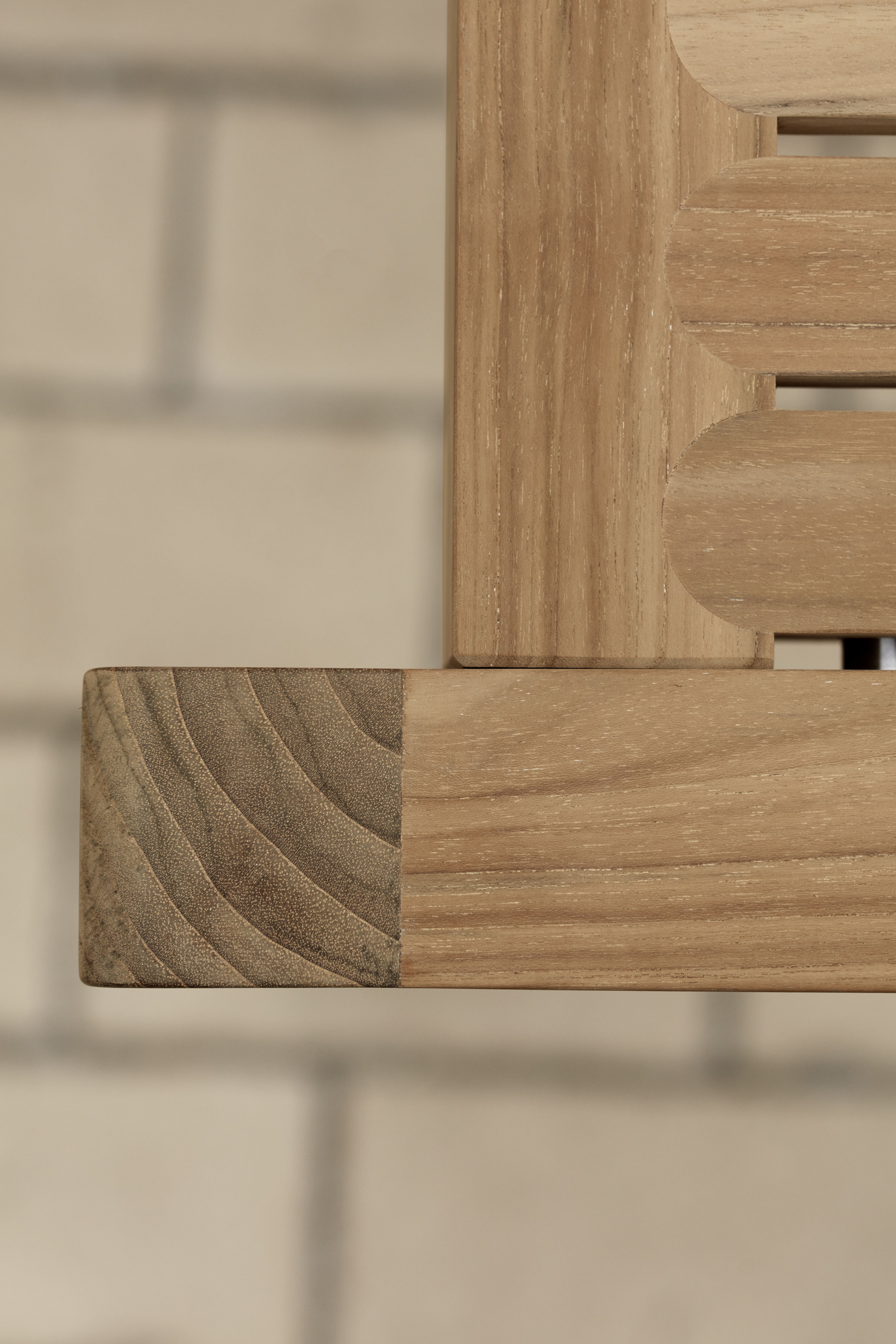 Detailaufnahme des Carl Hansen AH902 Outdoor Esstischs aus Teakholz, Fokus auf die hochwertige Verarbeitung und Holzstruktur.