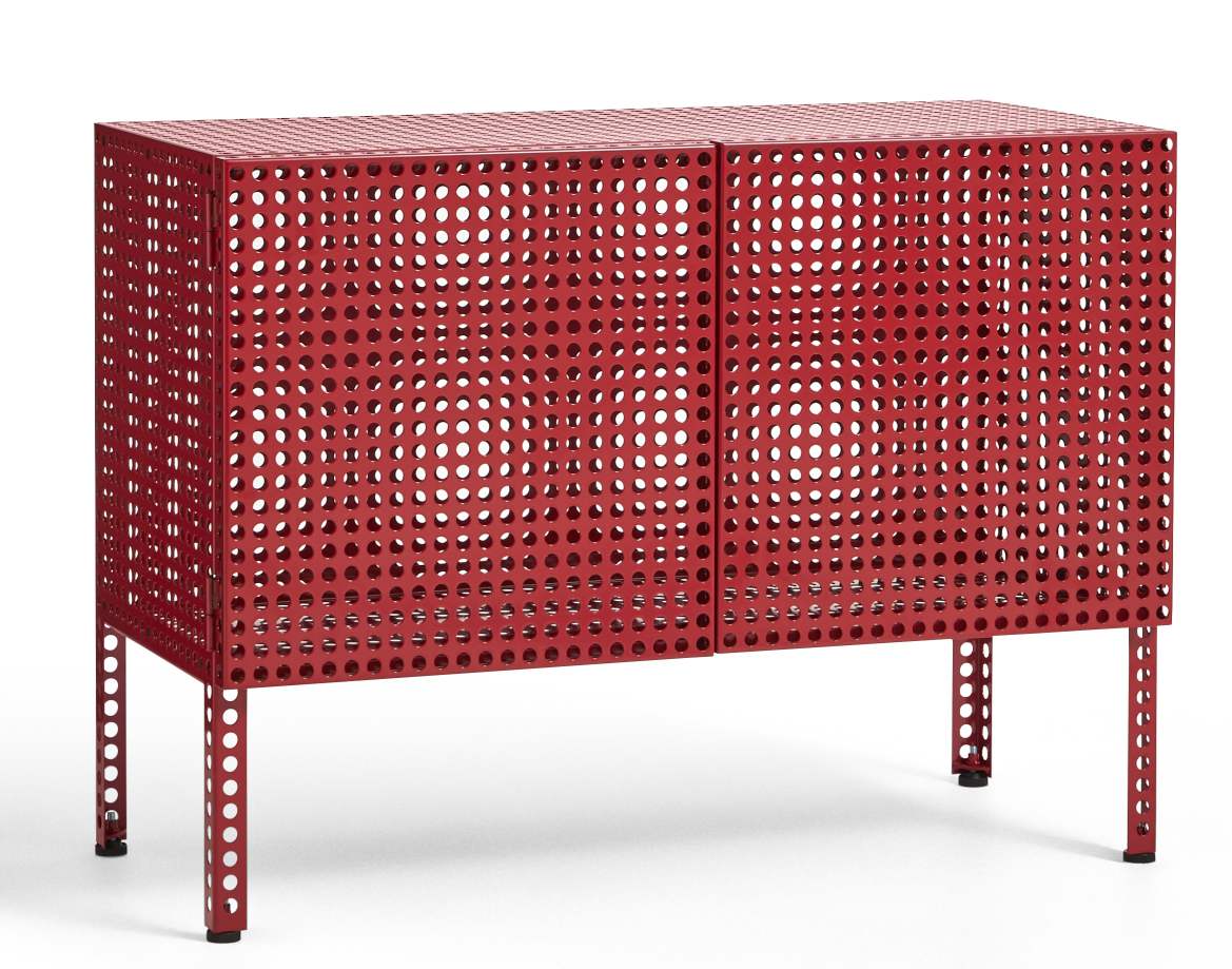 Roter Hay Perforated Cabinet Sideboard mit gelochten Mustern und filigranen Füßen für modernes Wohnambiente.
