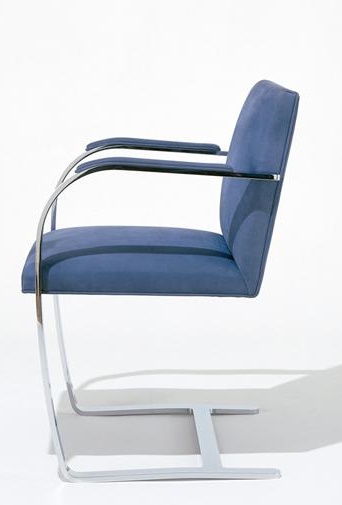 Blauer Brno Stuhl mit Flachstahlgestell von Knoll International, Seitenansicht, modernes Design.