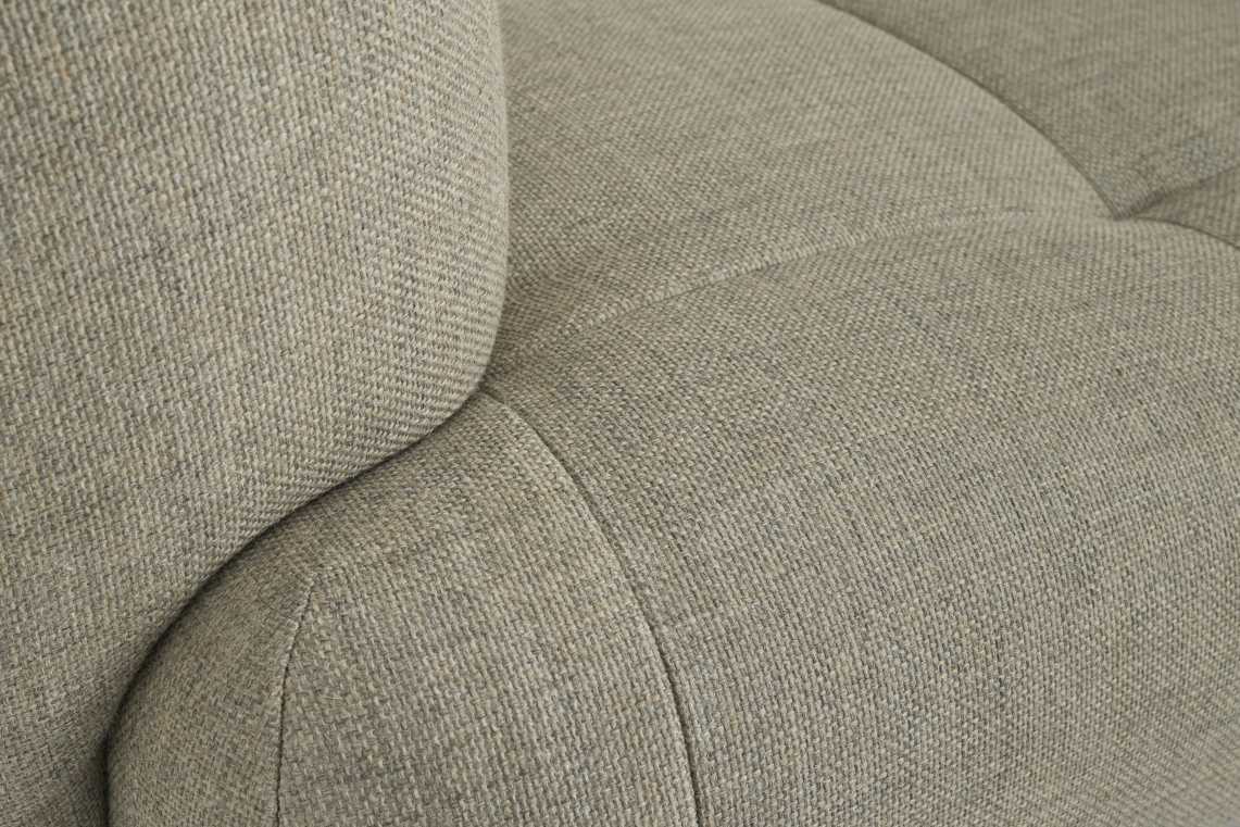 Detailaufnahme des hellgrauen Quilton Sofas von Hay mit hochwertiger Stoffstruktur und Knopfheftung.