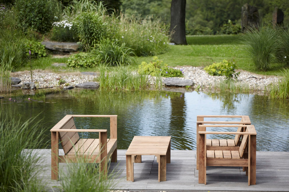 Batten Lounge Beistelltisch Natur von Jan Kurtz am Teich. Gartenmöbel aus Holz.