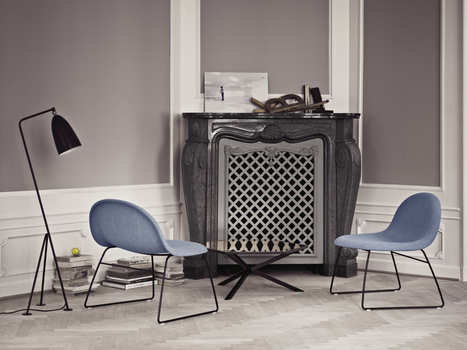 Gräshoppa / Grashoppa staande lamp Dusty blue Gubi