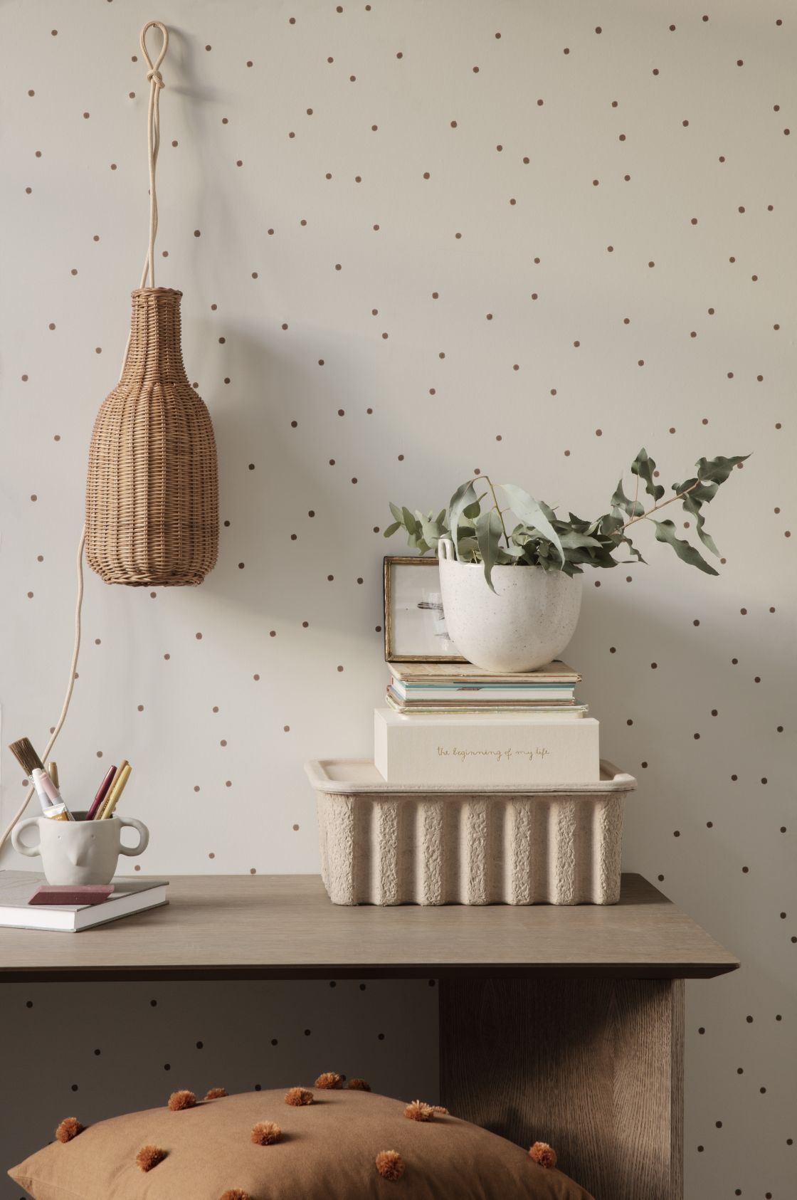 Detailaufnahme des Ferm Living Mingle Table Tisches mit Lampe, Deko und Kissen in natürlicher Umgebung.