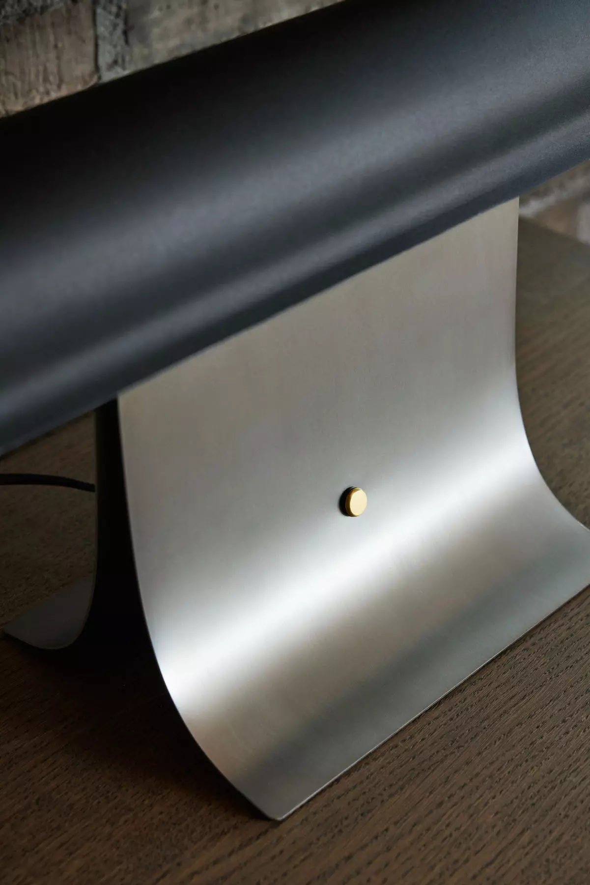Detailaufnahme der Northern Archive Tischleuchte B25cm in Dunkelgrün, modernes Design, minimalistische Tischlampe.