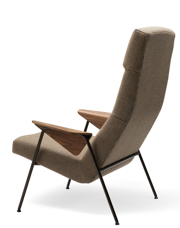 Walter Knoll Sessel 367/368 Votteler Chair, braun gemustert, Holzarmlehnen und filigranes Metallgestell von hinten.