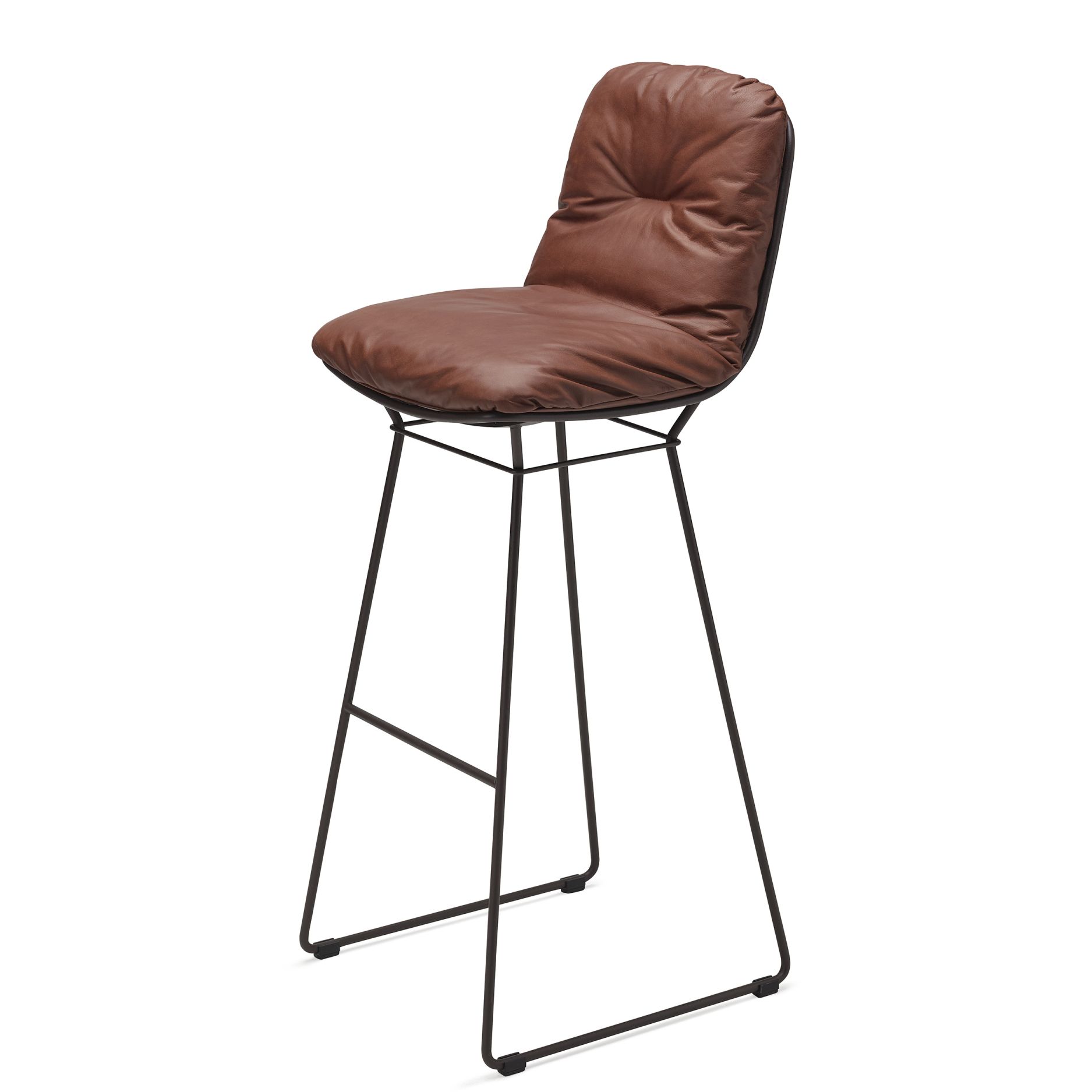 Leyasol Barhocker von Freifrau Manufaktur mit braunem Lederbezug und filigranem, schwarzem Metallgestell.
