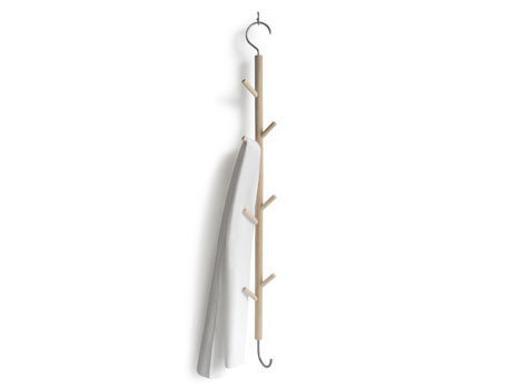 Hängehaken mit mehreren Haken aus hellem Holz, ideal für Jacken und Mäntel.