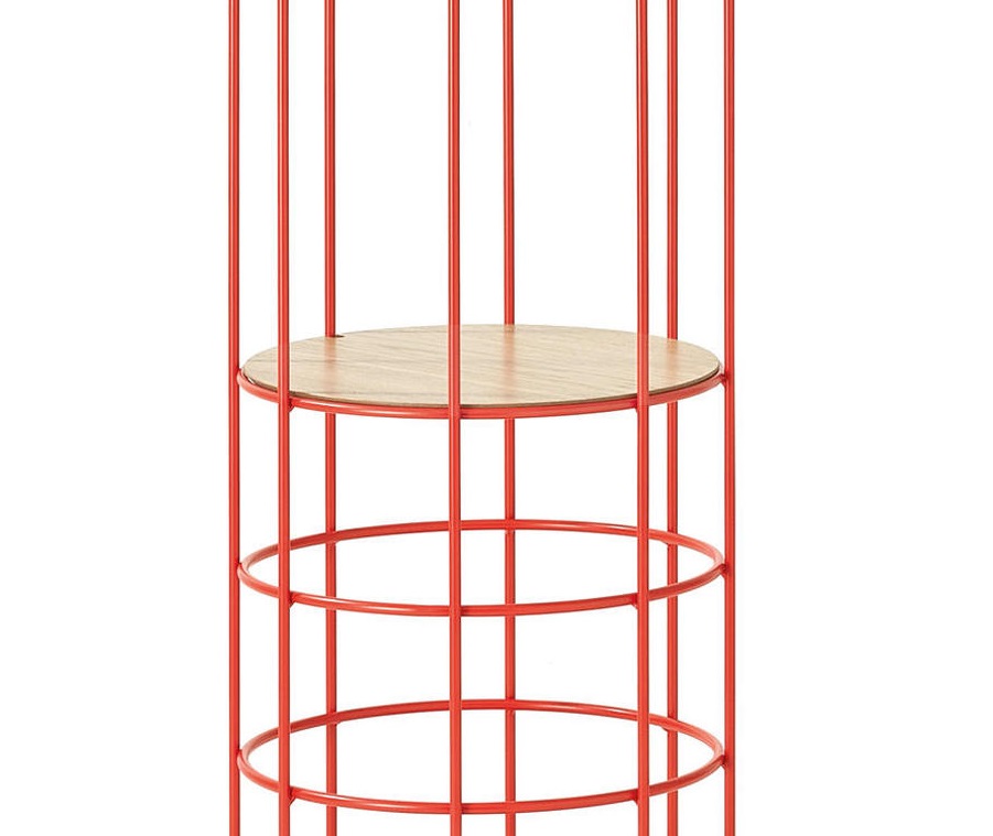Einlegeboden aus Holz für die rote Bazar Standgarderobe, Detailansicht. Praktisches Zubehör für mehr Stauraum.