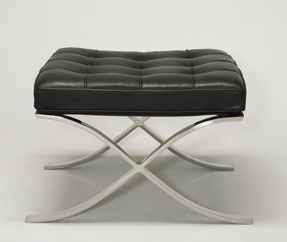 Barcelona Hocker von Knoll International: Schwarzer Lederhocker mit verchromtem Stahlgestell, modernes Design.