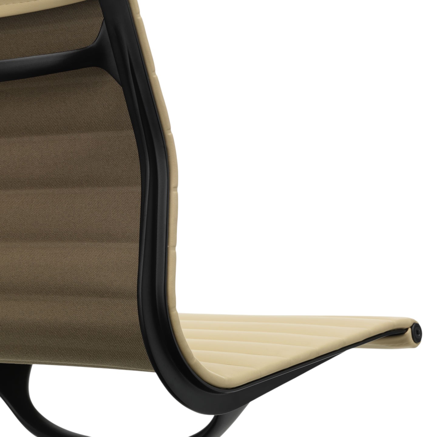 Detailaufnahme des Vitra Aluminium Chair EA 101 Stuhls mit beigem Leder und braunem Stoffbezug.