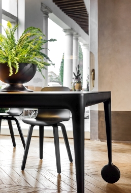 Schwarzer, rollbarer Big Will Table Tisch von Magis mit Pflanze und Stühlen im modernen Interieur.