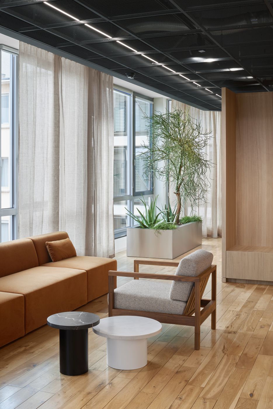 Enoki Beistelltisch von e15, minimalistisches Design aus Marmor in Schwarz und Weiß, modernes Wohnzimmer Interieur.