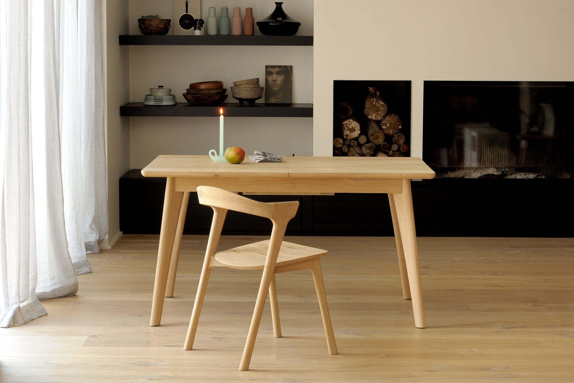 Heller Holztisch mit Stuhl im Esszimmer, moderne Möbel aus Massivholz, erweiterbarer Esstisch.