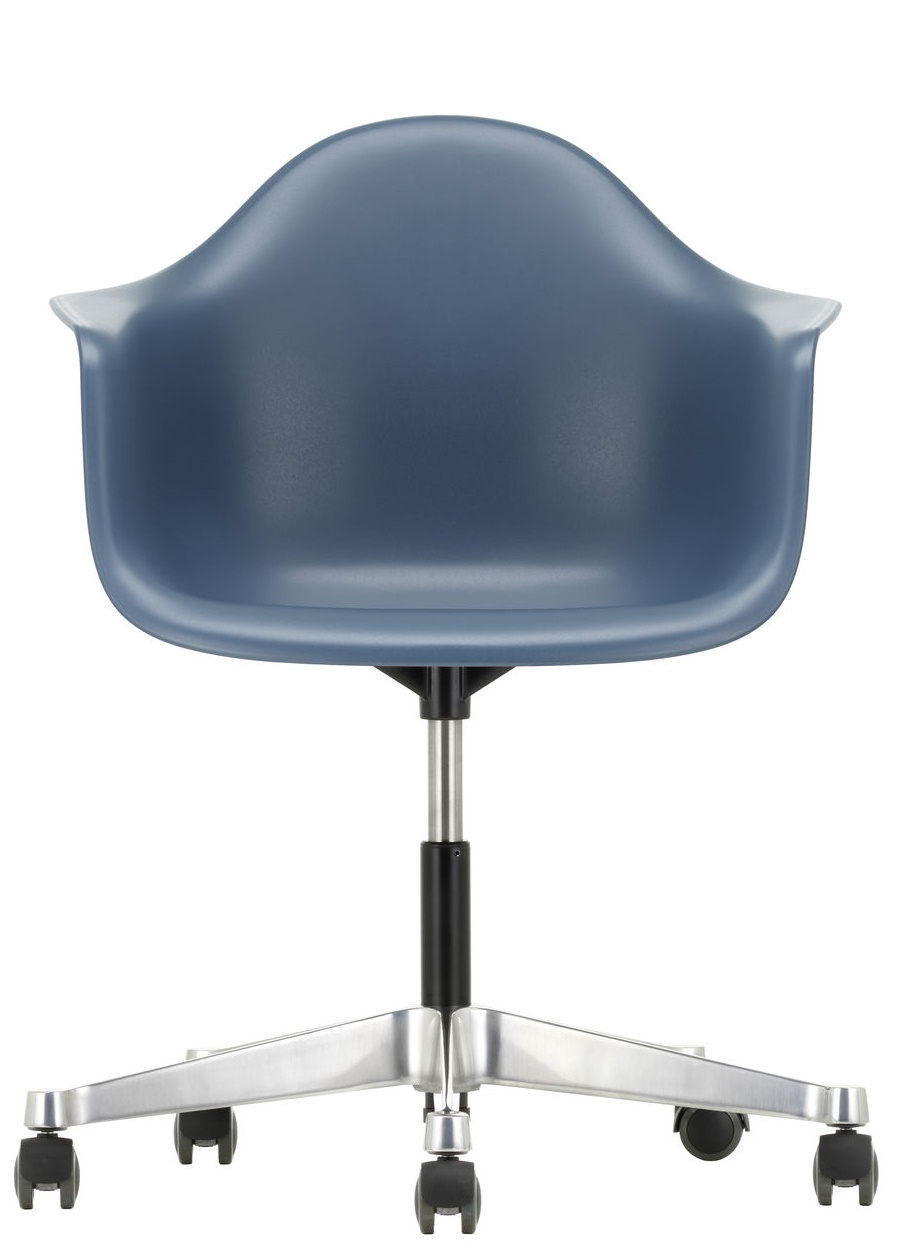 Blauer Eames Plastic Arm Chair PACC Stuhl von Vitra mit Rollen und Aluminiumfuß, Frontansicht.