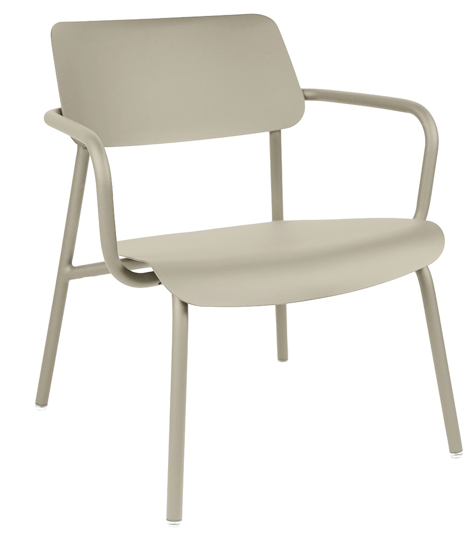 Fermob Studie Lounge Sessel für den Außenbereich, moderner Gartensessel aus Metall in Taupe.