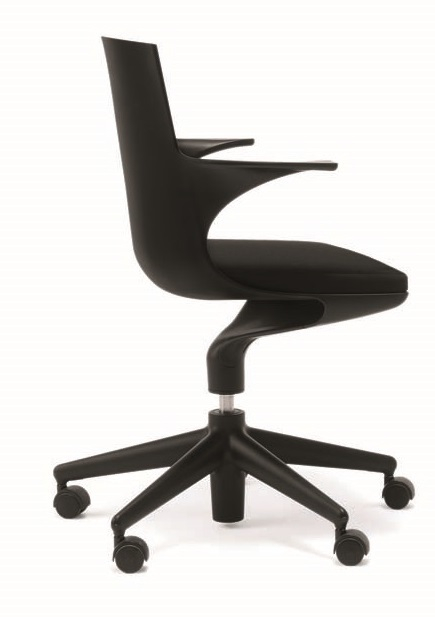 Schwarzer Spoon Chair Drehstuhl von Kartell, Seitenansicht. Ergonomischer Bürostuhl mit Armlehnen und Rollen.