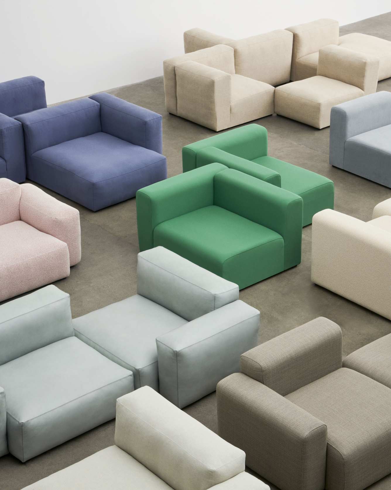 Mags Soft Sofa Eckkombination mit Armlehne rechts, Stoff Linara, beige Stich. Modulares Sofa.
