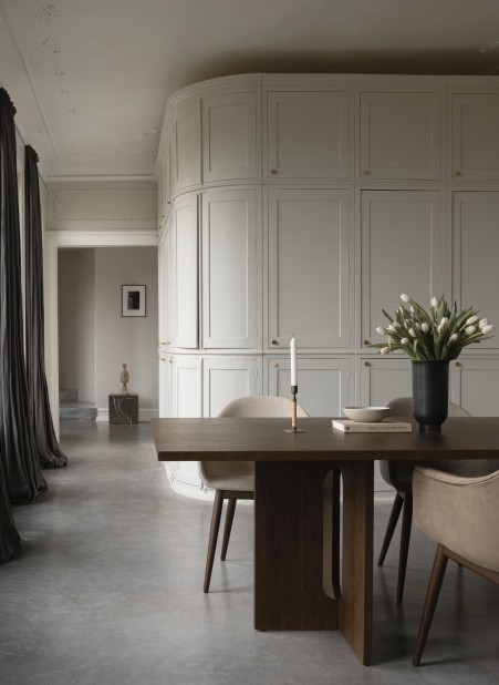 Androgyne Dining Table Esstisch Rechteckig Audo in dunklem Holz mit Stühlen und Dekoration in modernem Esszimmer.