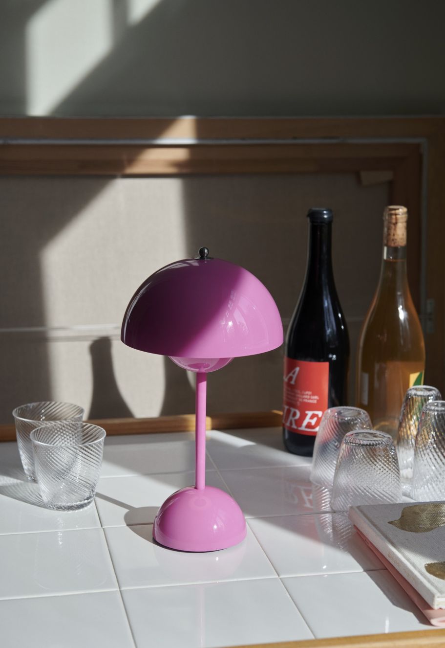 Flowerpot VP9 Tischleuchte in Tangy Pink: Akkuleuchte für den Innenbereich.