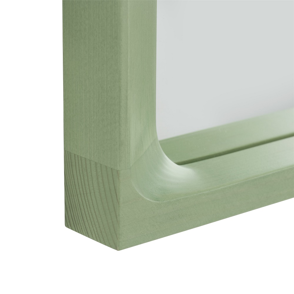 Detailaufnahme des Muuto Arced Mirror Spiegels mit grünem Holzrahmen und abgerundeten Ecken.