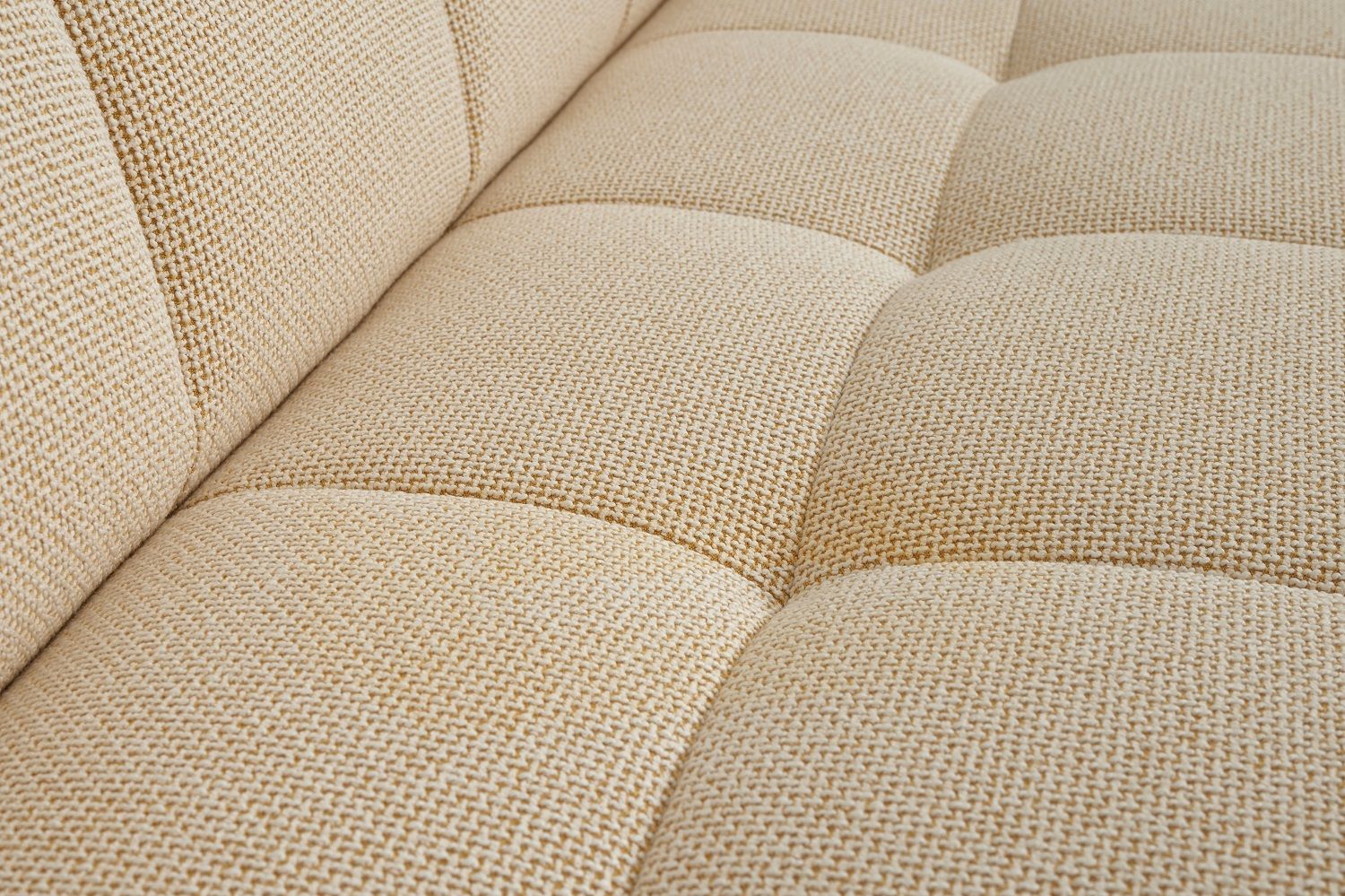 Detailaufnahme des beigen Stoffbezugs vom Quilton Sofa von Hay, ein modernes Polstermöbel für Wohnzimmer.