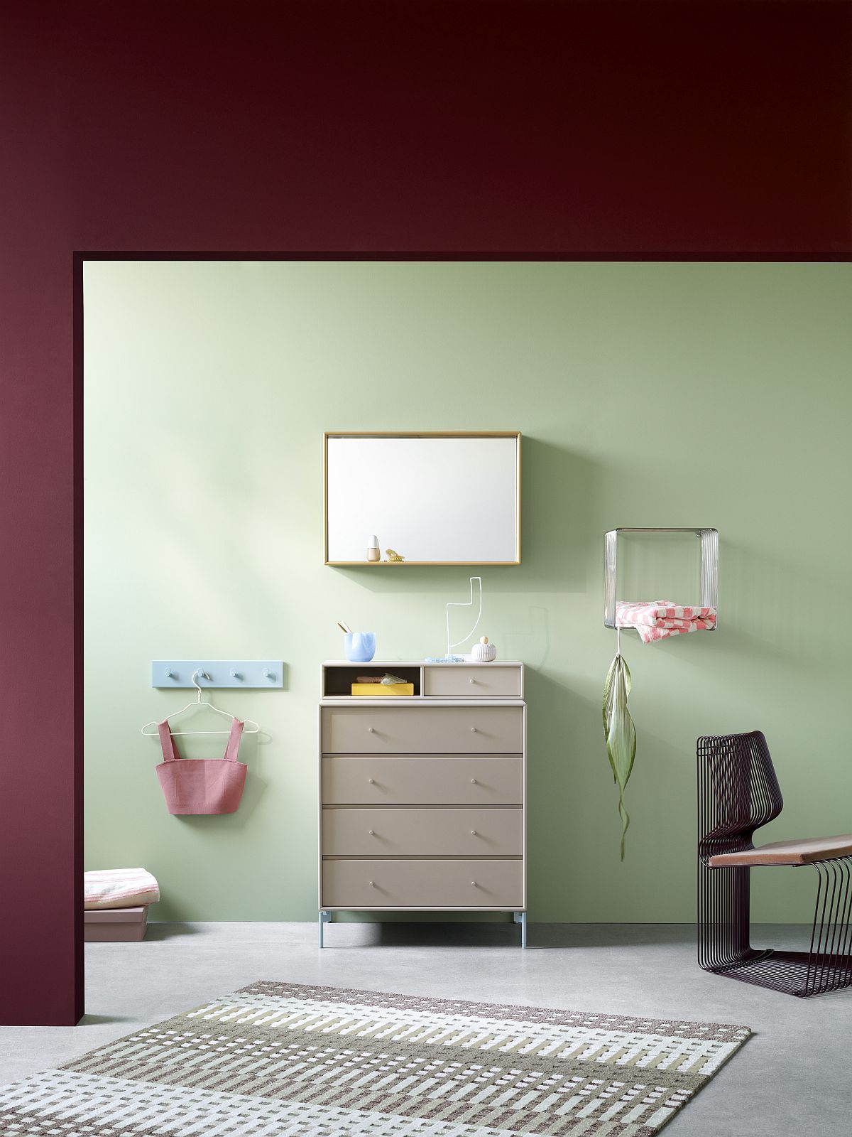 Raumansicht mit Panton Wire Cube Regal, Drahtregal und Kommode für moderne Einrichtung.