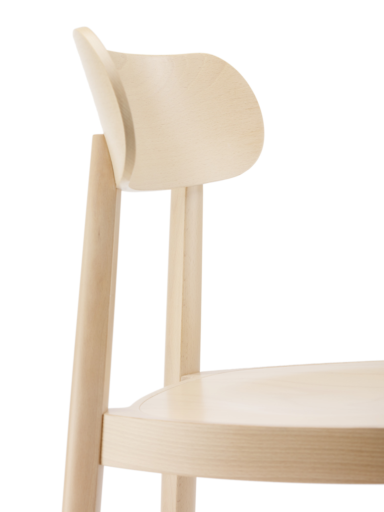 Detailaufnahme des hellen Holzstuhls 118 M von Thonet mit runder Sitzfläche und geschwungener Rückenlehne.