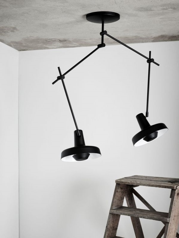 Moderne schwarze Deckenleuchte mit zwei Lampenschirmen und verstellbaren Armen für Wohnzimmer oder Büro.