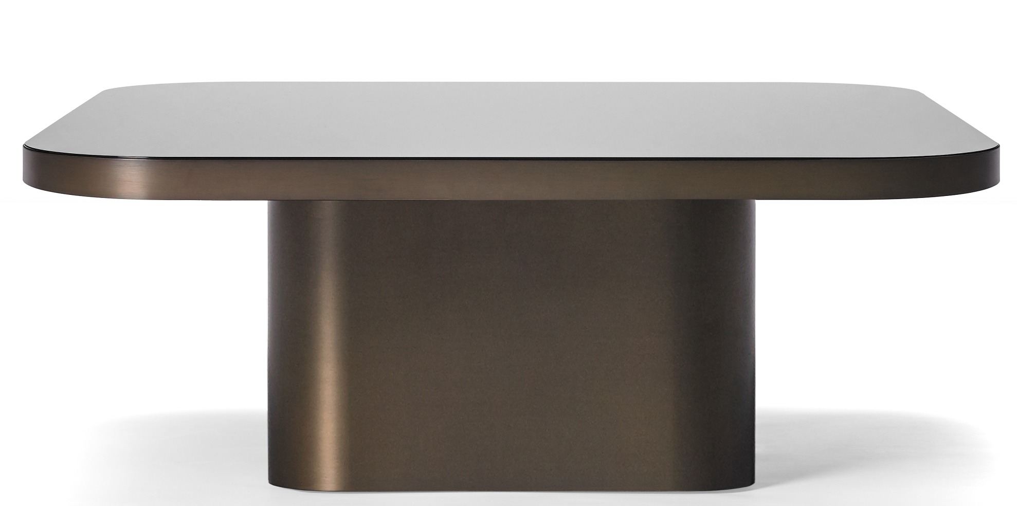 ClassiCon Bow Coffee Table No. 6: Quadratischer Couchtisch mit weißer Tischplatte und bronzefarbenem Fuß.