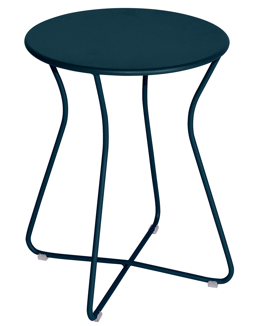 Blauer Cocotte Hocker von Fermob für den Außenbereich, runder Beistelltisch aus Metall, modernes Design.