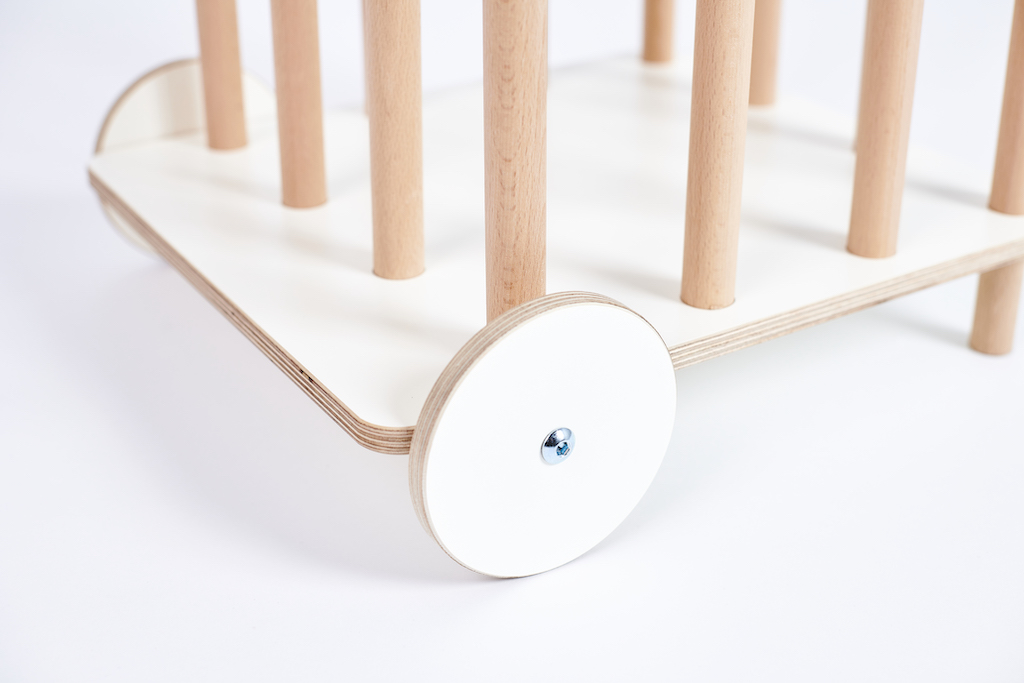 Detailaufnahme des Tojo Kids Zoo Plüschtierkarren aus Holz mit weißen Rädern.