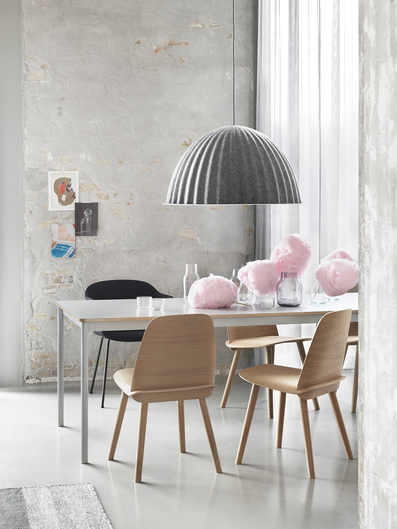 Muuto Base Table Esstisch mit Stühlen und grauer Pendelleuchte in modernem Interieur.