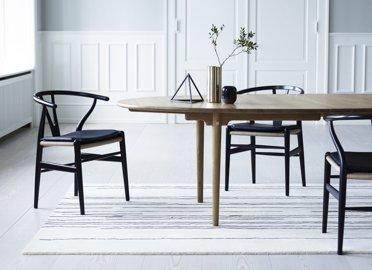 CH339 Esstisch von Carl Hansen & Søn, ausziehbar mit Holzplatte und schwarzen Stühlen.