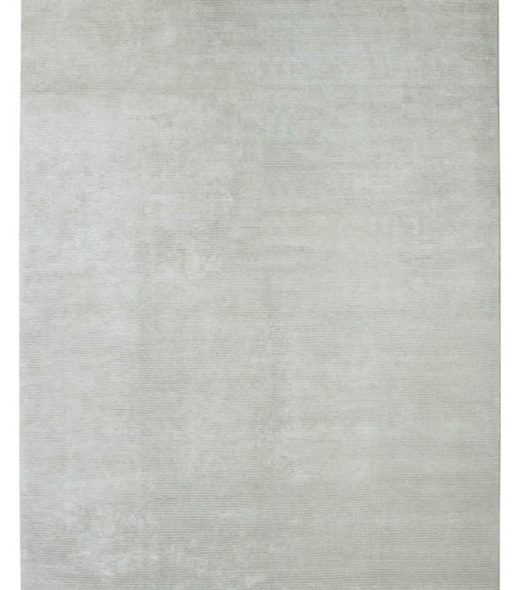 D-Range B-675 Teppich von Designercarpets in hellem Grau mit feiner, horizontaler Struktur.