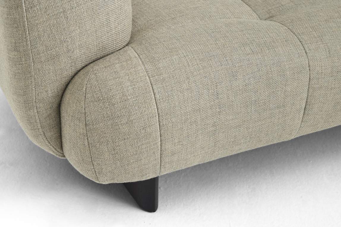Detailaufnahme vom Arm und der Ecke des Quilton Sofas von Hay mit beigem Stoffbezug.