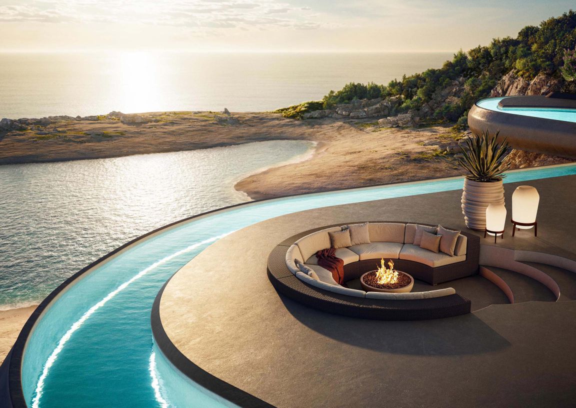 Luxuriöse Outdoor-Lounge mit Feuerstelle, Rattan-Sofa und Pool am Meer bei Sonnenuntergang.