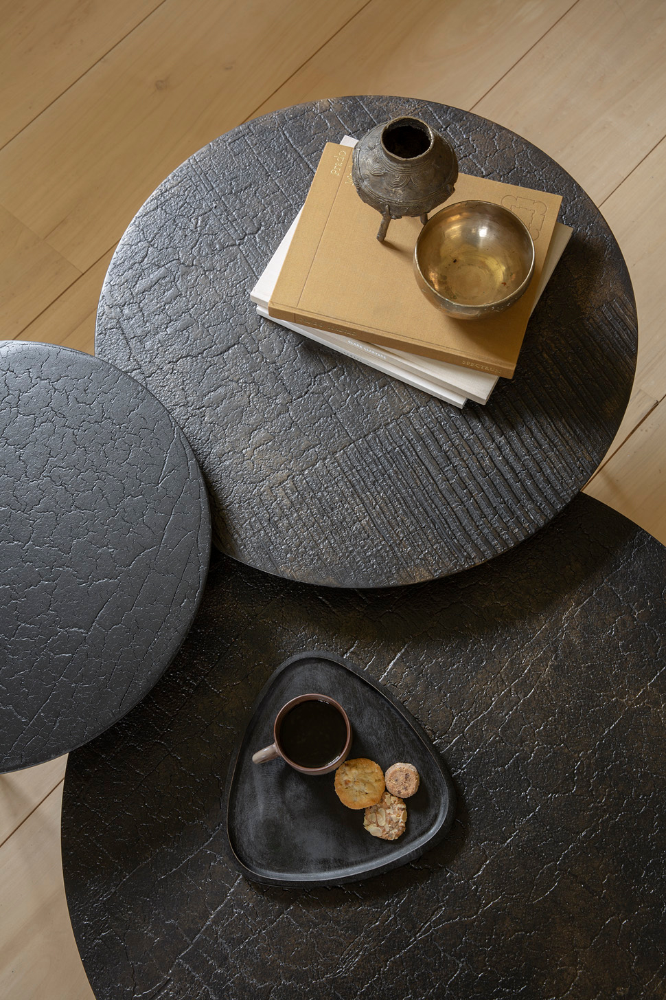 Luna Couchtisch Lava Linear Ethnicraft, drei runde Tische in Schwarz mit Deko, ethnisch, modern.