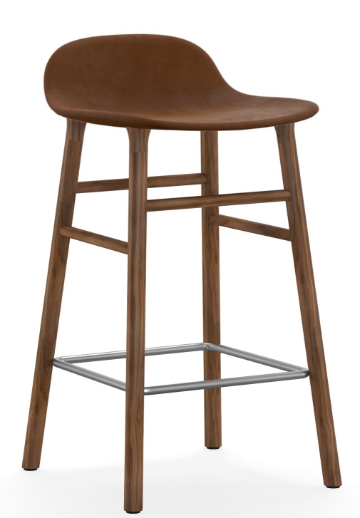 Normann Copenhagen Form Barhocker mit braunem, gepolstertem Sitz und Holzbeinen, Fußstütze aus Metall.