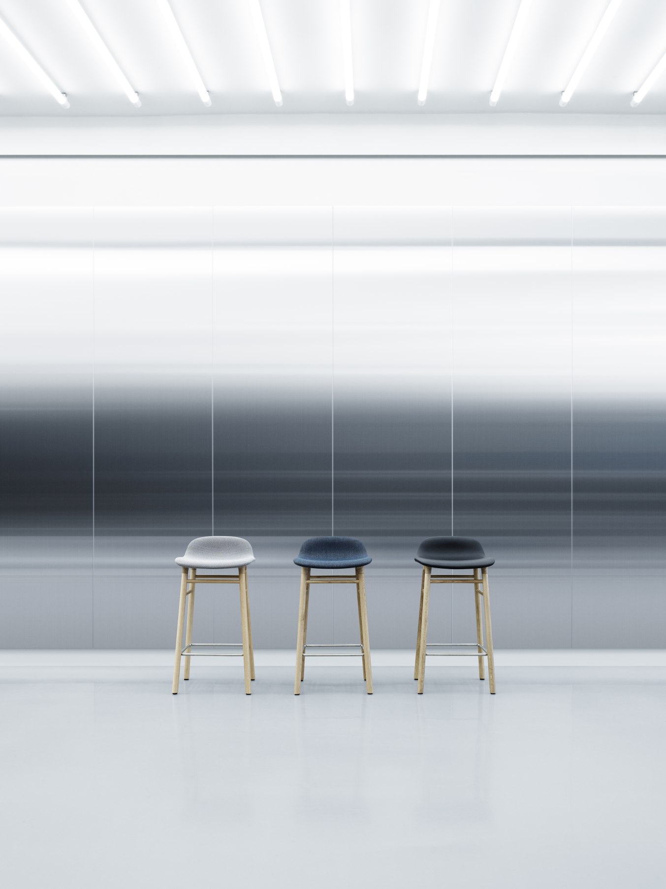 Drei Form Barhocker H 75 cm von Normann Copenhagen in Grau, Blau und Schwarz.