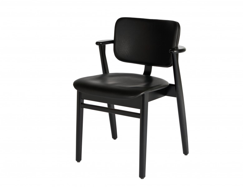 Schwarzer Domus Stuhl von Artek mit Armlehnen und Lederbezug, modernes Design für Esszimmer und Büro.