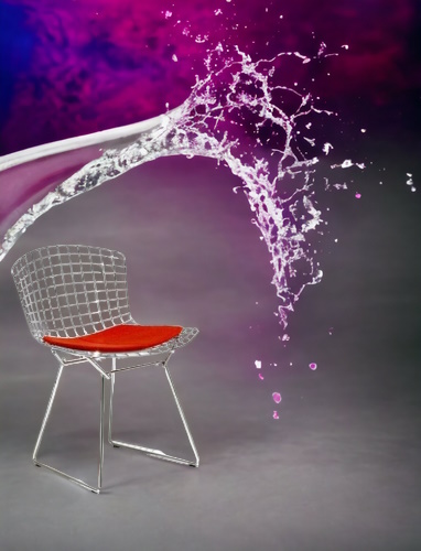 Bertoia Stuhl mit rotem Sitzkissen von Knoll International, Chromgestell und Wasserspritzer im Hintergrund.