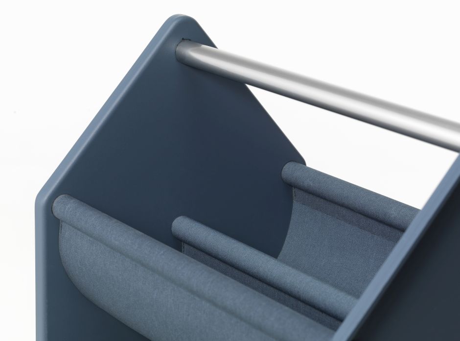 Detailaufnahme der blauen Vitra Drop Box Aufbewahrungsbox mit silbernem Griff, ideal für Büro und Zuhause.