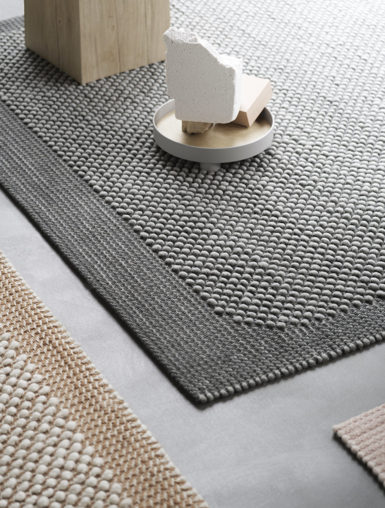Detailaufnahme des grauen Muuto Pebble Rug Teppichs mit skandinavischem Design und dekorativen Elementen.