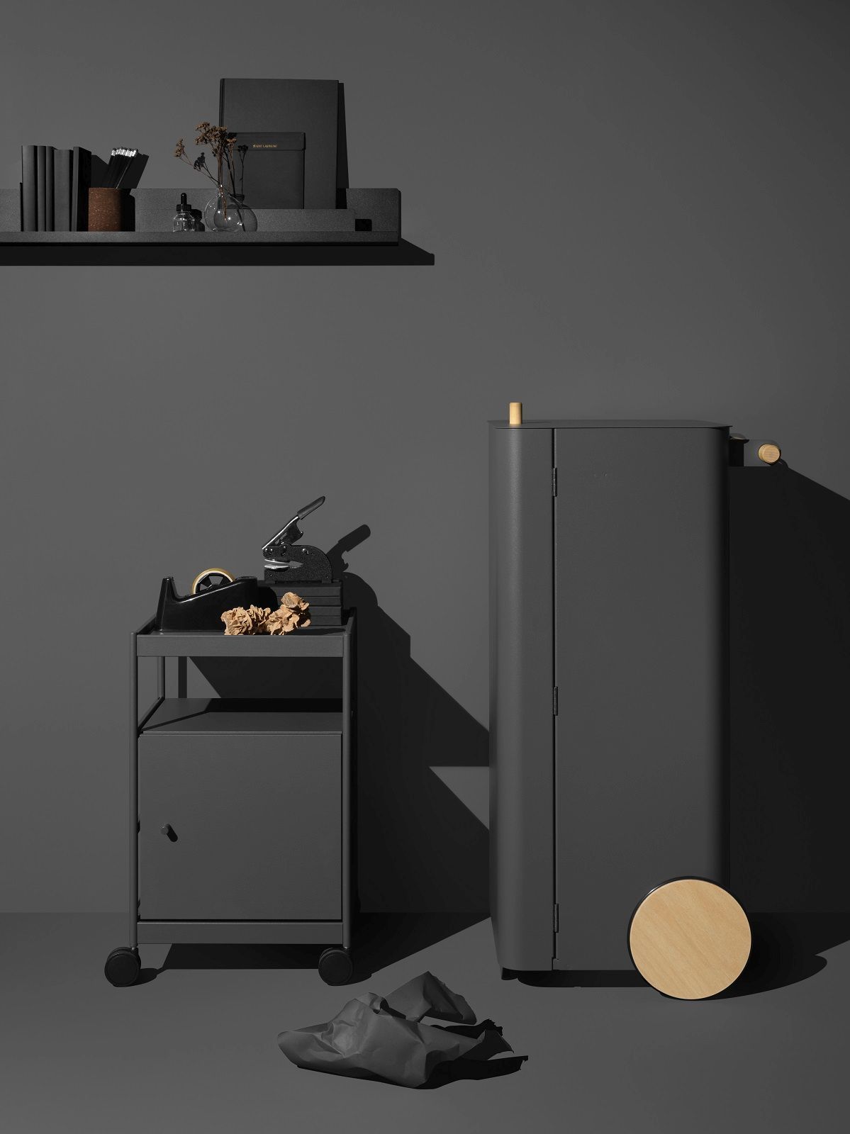 Beside Office Trolley von Mizetto, graues Regalelement mit Rollen und Kommode im minimalistischen Design.