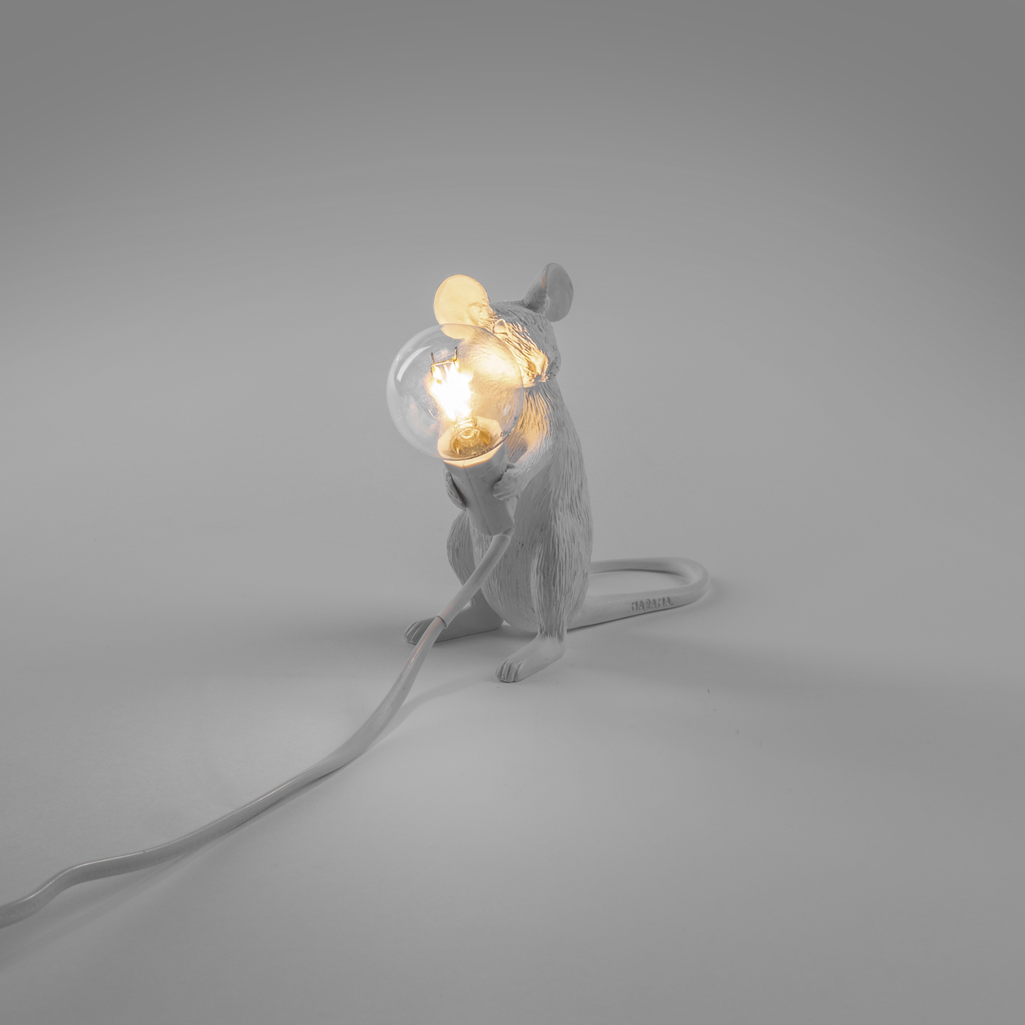 Weiße Seletti Mouse Lamp Tischleuchte, sitzende Maus hält eine Glühbirne. Dekoratives Licht.